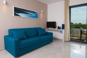 Televízia a/alebo spoločenská miestnosť v ubytovaní Aparthotel Punta Blu - POOL & SPA