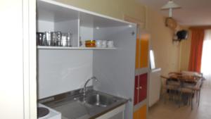 Kuchyň nebo kuchyňský kout v ubytování Hotel Dias Apartment