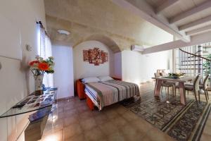 マテーラにあるCasa Vacanza L'Alloro 2のベッドルーム1室(ベッド1台、テーブル付)