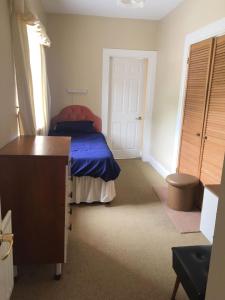 1 dormitorio con cama, escritorio y ventana en Creevy Lodge, en Castlederg