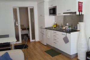 A kitchen or kitchenette at Alfama T1 Travel