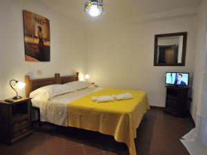 チッタ・ディ・カステッロにあるResidence San Bartolomeoのベッドルーム1室(ベッド1台、タオル2枚付)