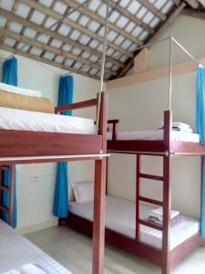 una habitación con literas y dos literas en Tam Coc Smile Homestay, en Ninh Binh