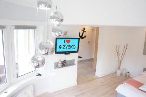 Posteľ alebo postele v izbe v ubytovaní by the Lake - z widokiem na jezioro !!!