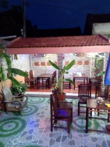 un patio con mesa, sillas, mesa y sillas en Tam Coc Smile Homestay, en Ninh Binh