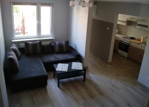 sala de estar con sofá y mesa en Apartament piętrowy nad morzem, en Gdansk