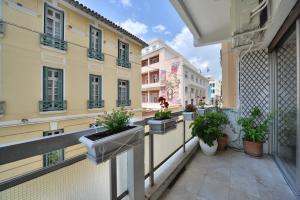 een balkon met potplanten op een gebouw bij Architect Designer's Apartment in Kolonaki in Athene