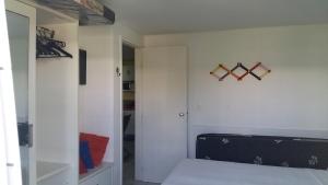 Habitación con cama, armario y espejo. en Flat Ancorar 2201, en Porto de Galinhas