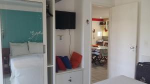 uma sala com um quarto com uma cama e um espelho em Flat Ancorar 2201 em Porto de Galinhas