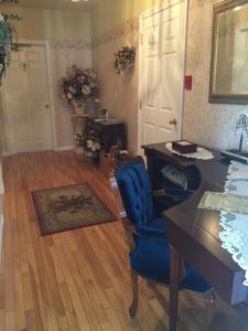 a room with a desk and a table and chairs at Le Gîte De La Sagouine in Bouctouche