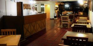 Um restaurante ou outro lugar para comer em Rosa De Los Vientos