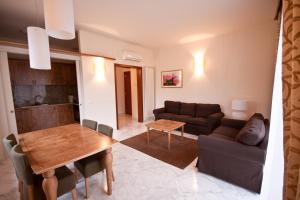 salon ze stołem i kanapą w obiekcie Antella Residence w mieście Bagno a Ripoli