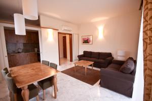 sala de estar con mesa y sofá en Antella Residence, en Bagno a Ripoli