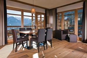 jadalnia ze stołem i krzesłami w obiekcie Serfaus Mountain Lodge w mieście Serfaus