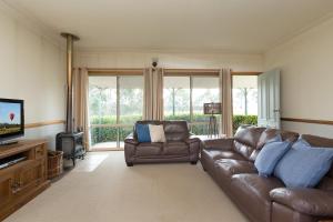 un soggiorno con un divano e una televisione di Windsors Edge Cottage Rothbury a Rothbury