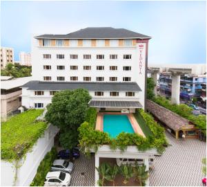 uma vista aérea de um hotel com uma piscina em The Pgs Vedanta em Cochin