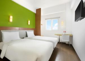 Letto o letti in una camera di Amaris Hotel Serpong Tangerang