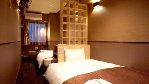 東京にあるホテルSUI銀座京橋byABESTのベッドが2つと窓があるホテルの部屋