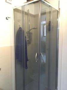 カターニアにあるPiede-à-terre apartmentのバスルーム(ガラスドア付きのシャワー付)