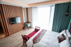 A television and/or entertainment centre at Dreamer Boutique Hotel