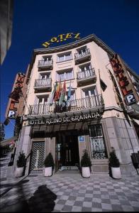 um edifício com uma placa na frente dele em Reino de Granada em Granada