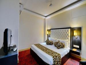 Postel nebo postele na pokoji v ubytování Hotel Kohinoor Palace, Ludhiana