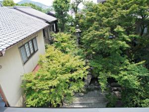an overhead view of a garden next to a house at Gion Ryokan Q-beh in Kyoto