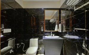 Koupelna v ubytování Hotel Kohinoor Palace, Ludhiana