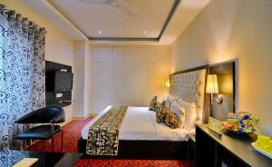 Postel nebo postele na pokoji v ubytování Hotel Kohinoor Palace, Ludhiana