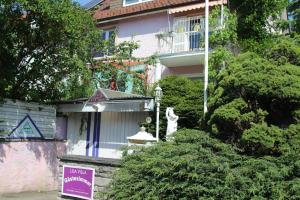 uma casa com um sinal em frente em Lila Villa Schwenningen em Villingen-Schwenningen