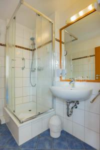 Ett badrum på Hiddenseer Hotel