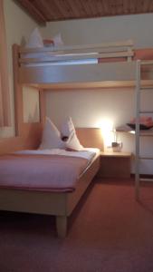 מיטה או מיטות קומותיים בחדר ב-Appartements Fritz Sagmeister