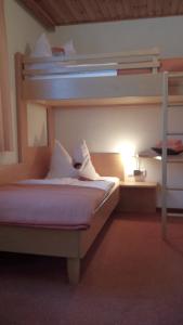 A bed or beds in a room at Appartements Fritz Sagmeister