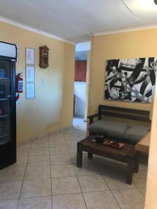 Essence of Africa Guesthouse tesisinde bir oturma alanı