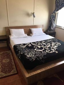 Tempat tidur dalam kamar di Hotel Aljazira