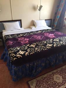 Llit o llits en una habitació de Hotel Aljazira