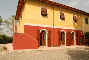 una casa con vernice gialla e arancione di B&B Il Moscondoro a Montopoli in Val dʼArno