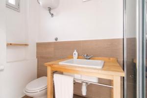een badkamer met een wastafel en een toilet bij Loft in Authentic Rome Hood in Rome