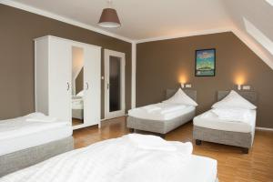 um quarto com 2 camas e 2 espelhos em Five Reasons Hostel & Hotel em Nuremberga