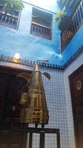 una campana dorada colgando del techo de una habitación en Shaba Boutique Hotel, en Zanzíbar