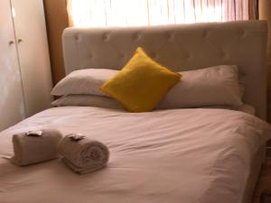 Essence of Africa Guesthouse tesisinde bir odada yatak veya yataklar
