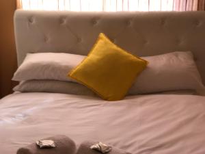 Essence of Africa Guesthouse tesisinde bir odada yatak veya yataklar