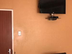 Essence of Africa Guesthouse tesisinde bir televizyon ve/veya eğlence merkezi