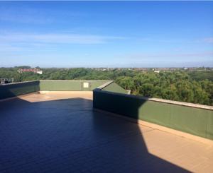 リド・ディ・イエゾロにあるARISTON - WALTERIGATO Apartments SOLO PER FAMIGLIEの屋根の景色を望むバルコニー
