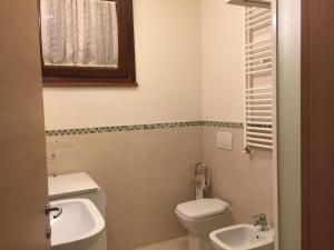 ピサにあるAppartamento Elenaのバスルーム(トイレ、洗面台付)