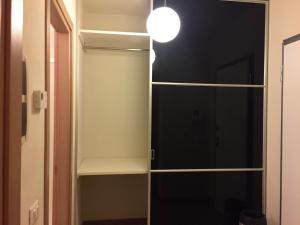 een inloopkast met een glazen deur bij Appartamento Elena in Pisa