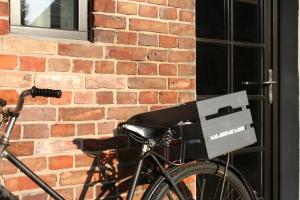 una bicicleta estacionada frente a un edificio de ladrillo en Gutshof Warthe, en Warthe