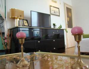uma sala de estar com uma mesa de vidro com um espelho em Teja Apartment em Split