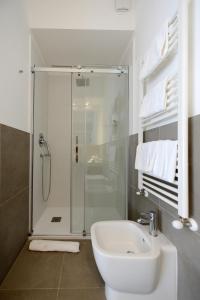 Koupelna v ubytování Miramed rooms