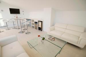 TV a/nebo společenská místnost v ubytování Sindic Hotel - Adults Only